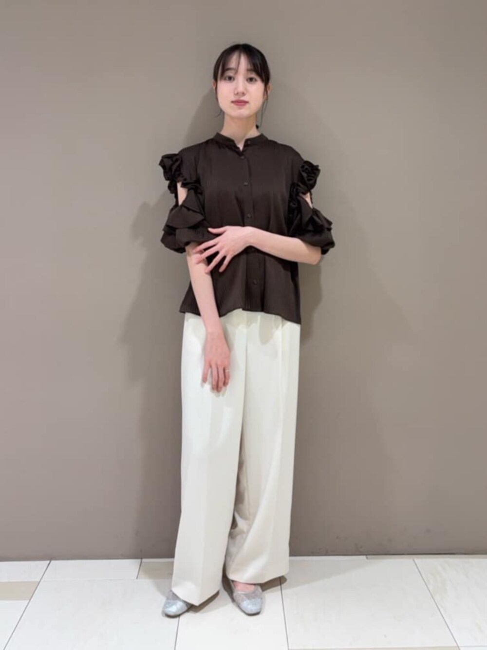 ブラウン系のシャツ/ブラウス、ホワイト系のその他パンツを着用したレディースの春コーディネートの1枚目の写真