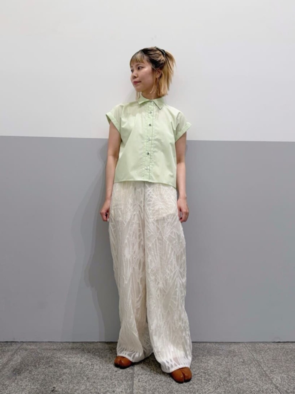 ホワイト系のその他パンツ、グリーン系のシャツ/ブラウスを着用したレディースの夏コーディネートの1枚目の写真