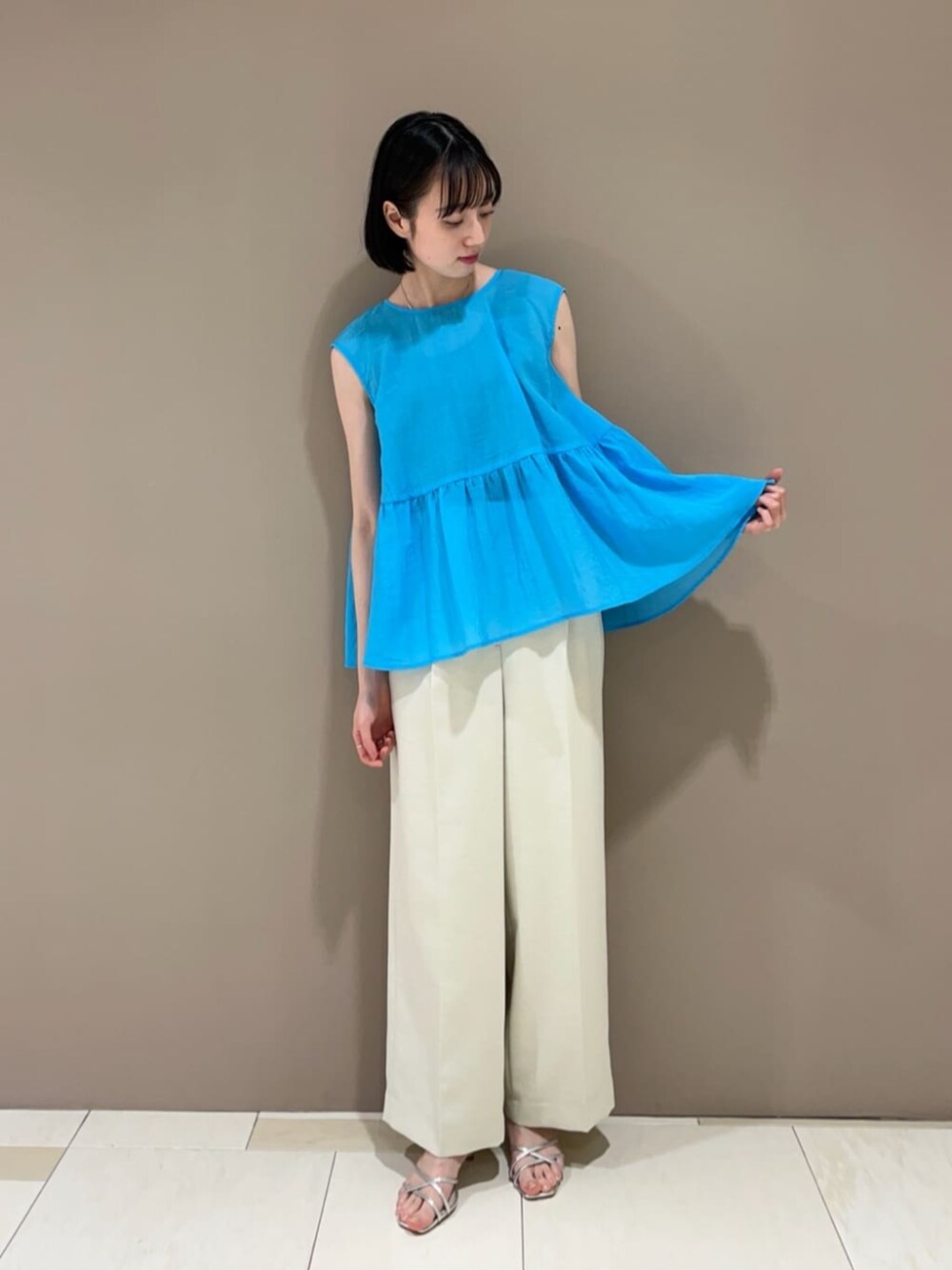 シルバー系のサンダル、ブルー系のシャツ/ブラウス、ホワイト系のその他パンツを着用したレディースの春コーディネートの1枚目の写真