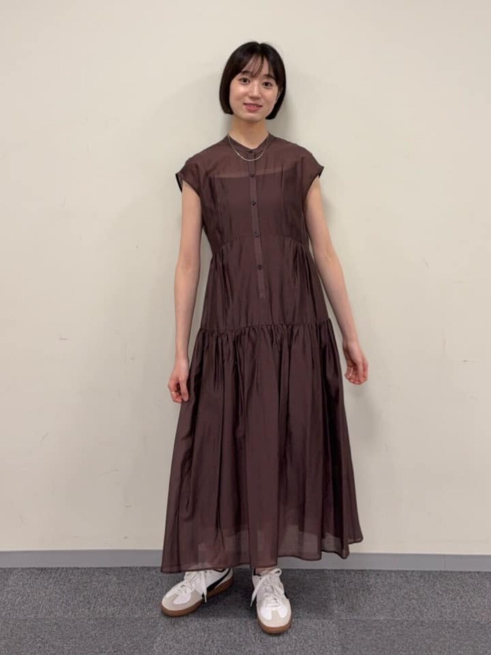 ブラウン系のワンピースを着用したレディースの夏コーディネートの1枚目の写真