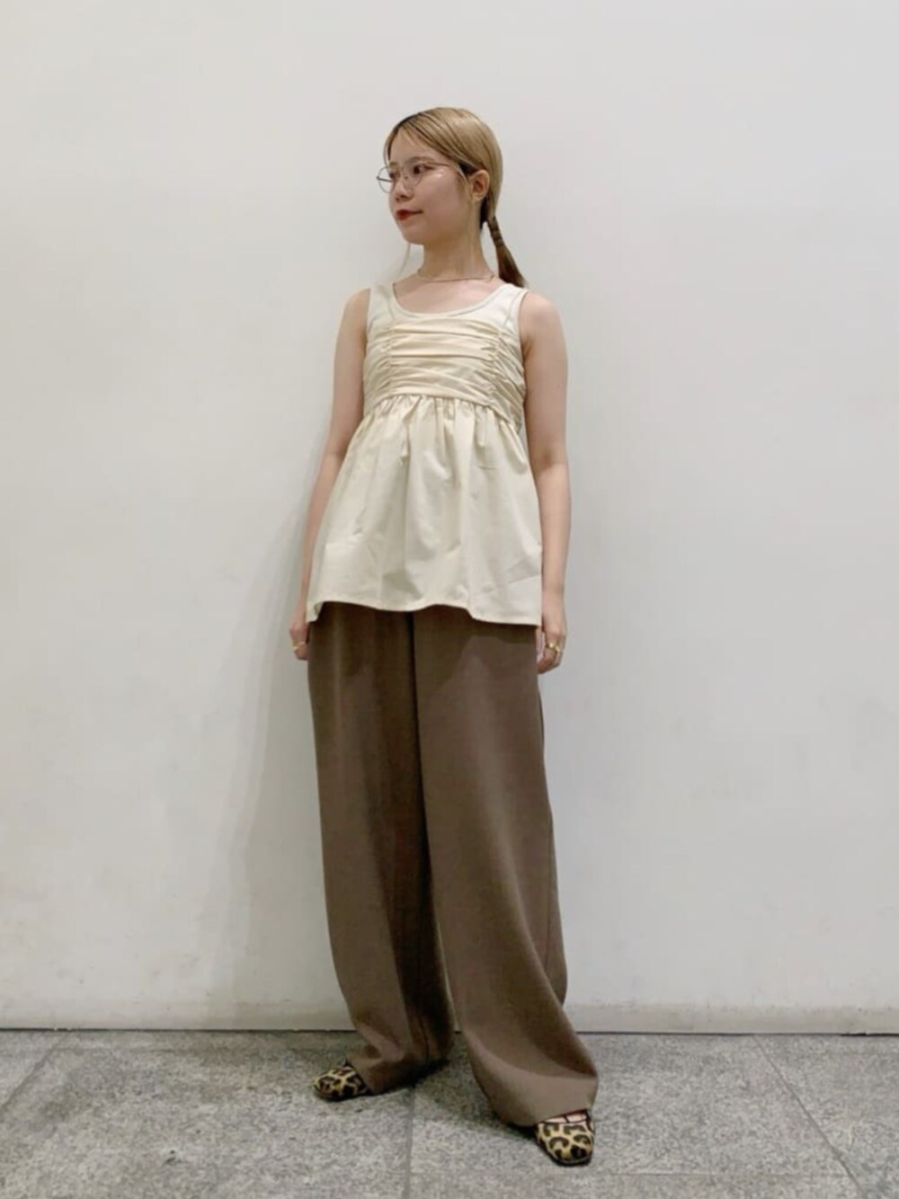 ホワイト系のタンクトップ、ブラウン系のその他パンツ、ベージュ系のキャミソールを着用したレディースの夏コーディネートの1枚目の写真