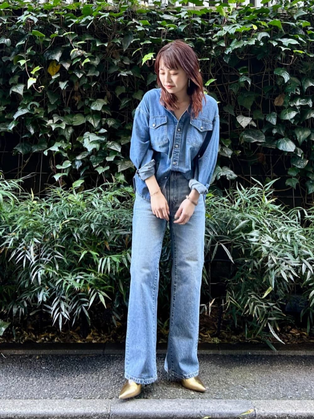 ブルー系のデニムパンツ、ブルー系のシャツ/ブラウスを着用したレディースの冬コーディネートの1枚目の写真