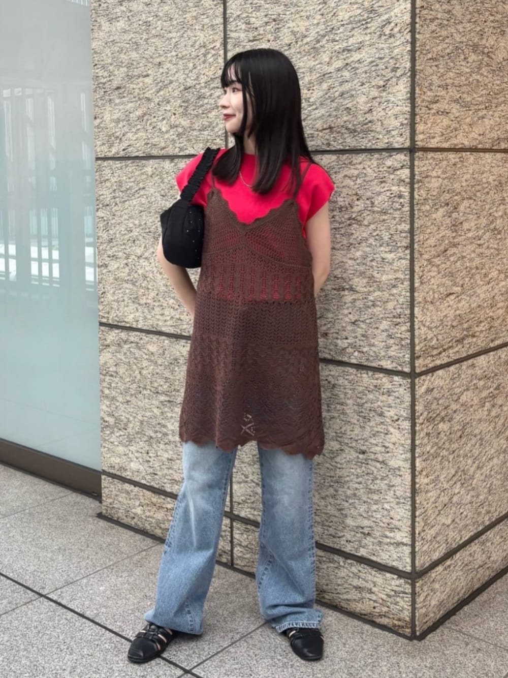 ブラウン系のキャミソール、レッド系のニット/セーターを着用したレディースの夏コーディネートの1枚目の写真