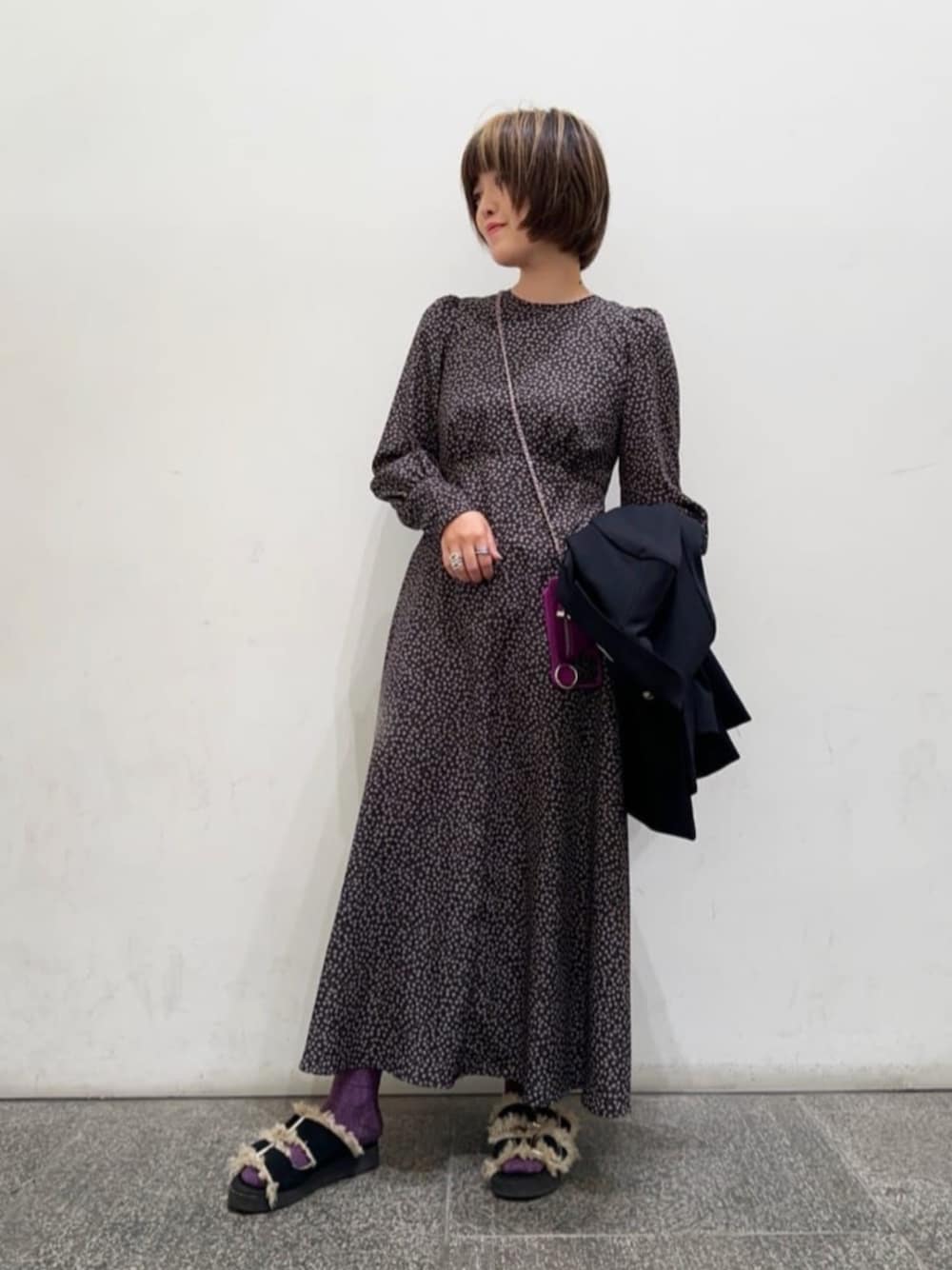 ブルー系のテーラードジャケット、ブラック系のワンピースを着用したレディースの秋コーディネートの1枚目の写真