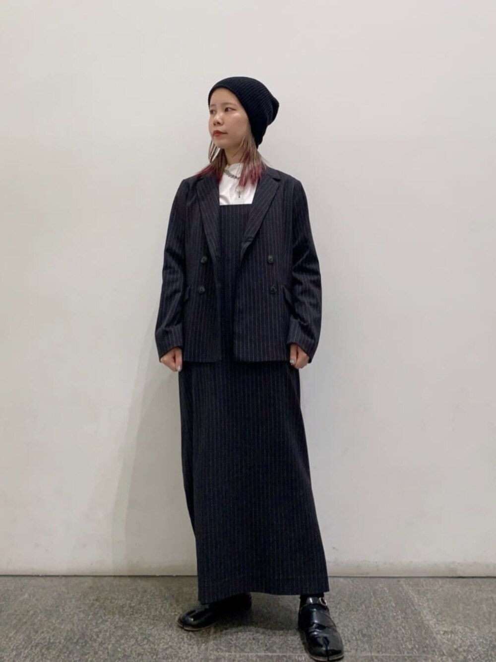 ホワイト系のTシャツ/カットソー、ブラック系のテーラードジャケット、ブラック系のワンピースを着用したレディースの冬コーディネートの1枚目の写真