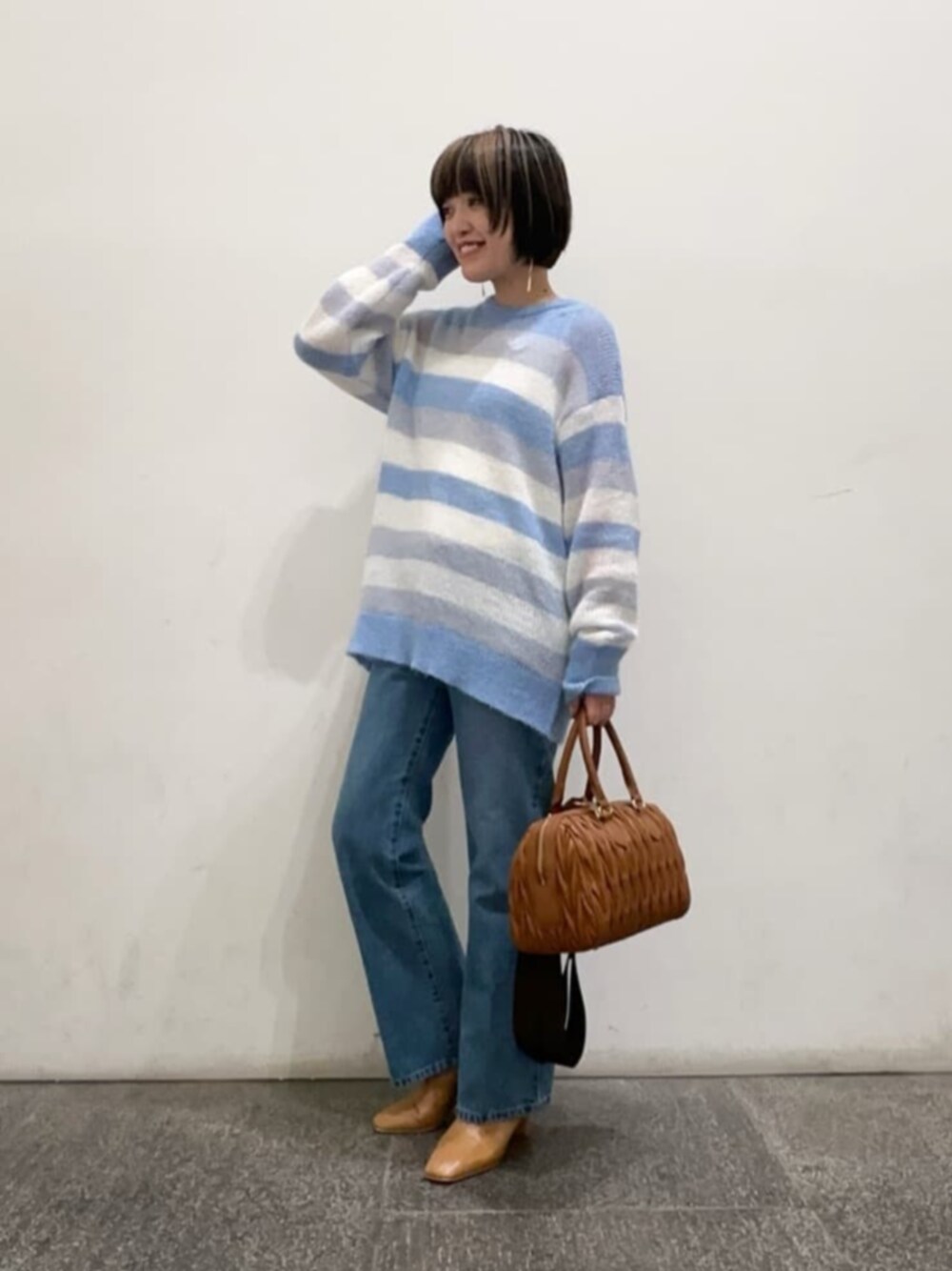 ブルー系のその他パンツ、イエロー系のビジネスバッグ、ベージュ系のブーツを着用したレディースの秋コーディネートの1枚目の写真