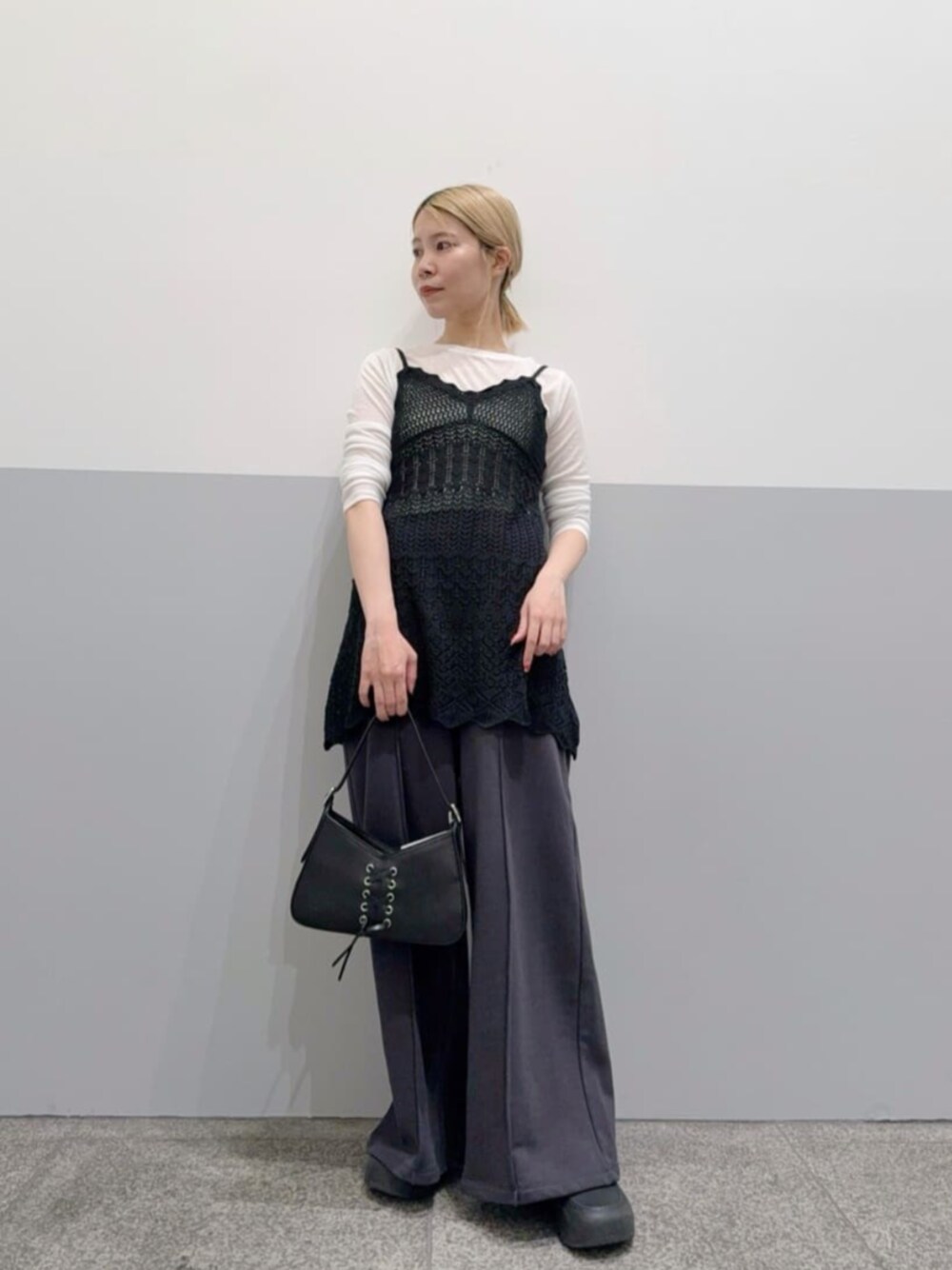 パープル系のTシャツ/カットソー、ブラック系のその他トップス、グレー系のスウェットパンツを着用したレディースの春コーディネートの1枚目の写真