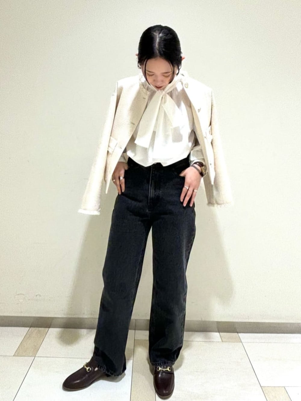 ブラウン系のローファー、ホワイト系のブルゾン、ホワイト系のTシャツ/カットソーを着用したレディースの冬コーディネートの1枚目の写真