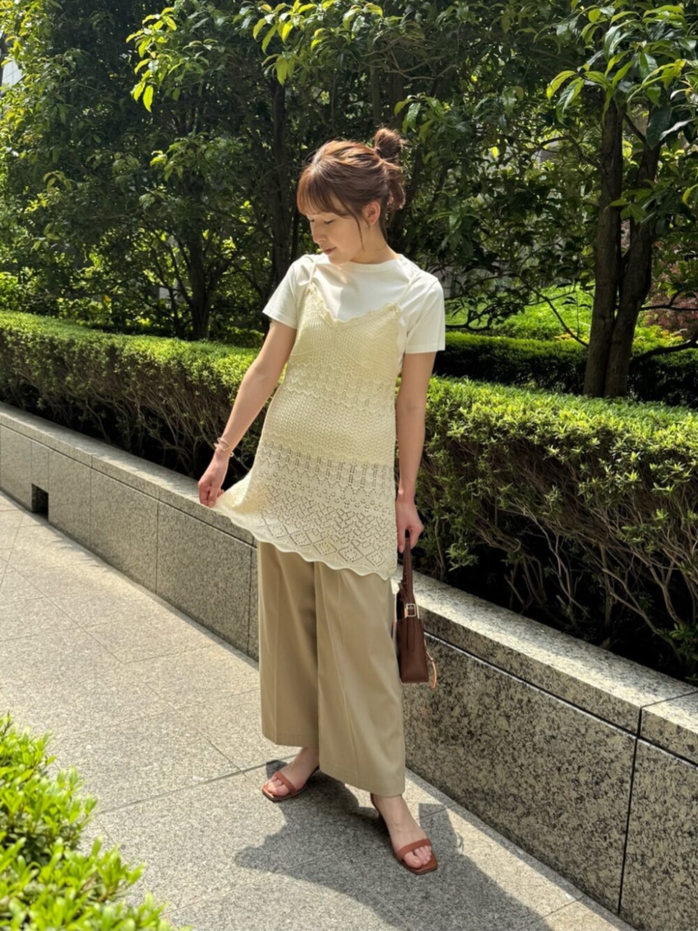 ホワイト系のその他トップス、ベージュ系のその他パンツを着用したレディースの春コーディネートの1枚目の写真