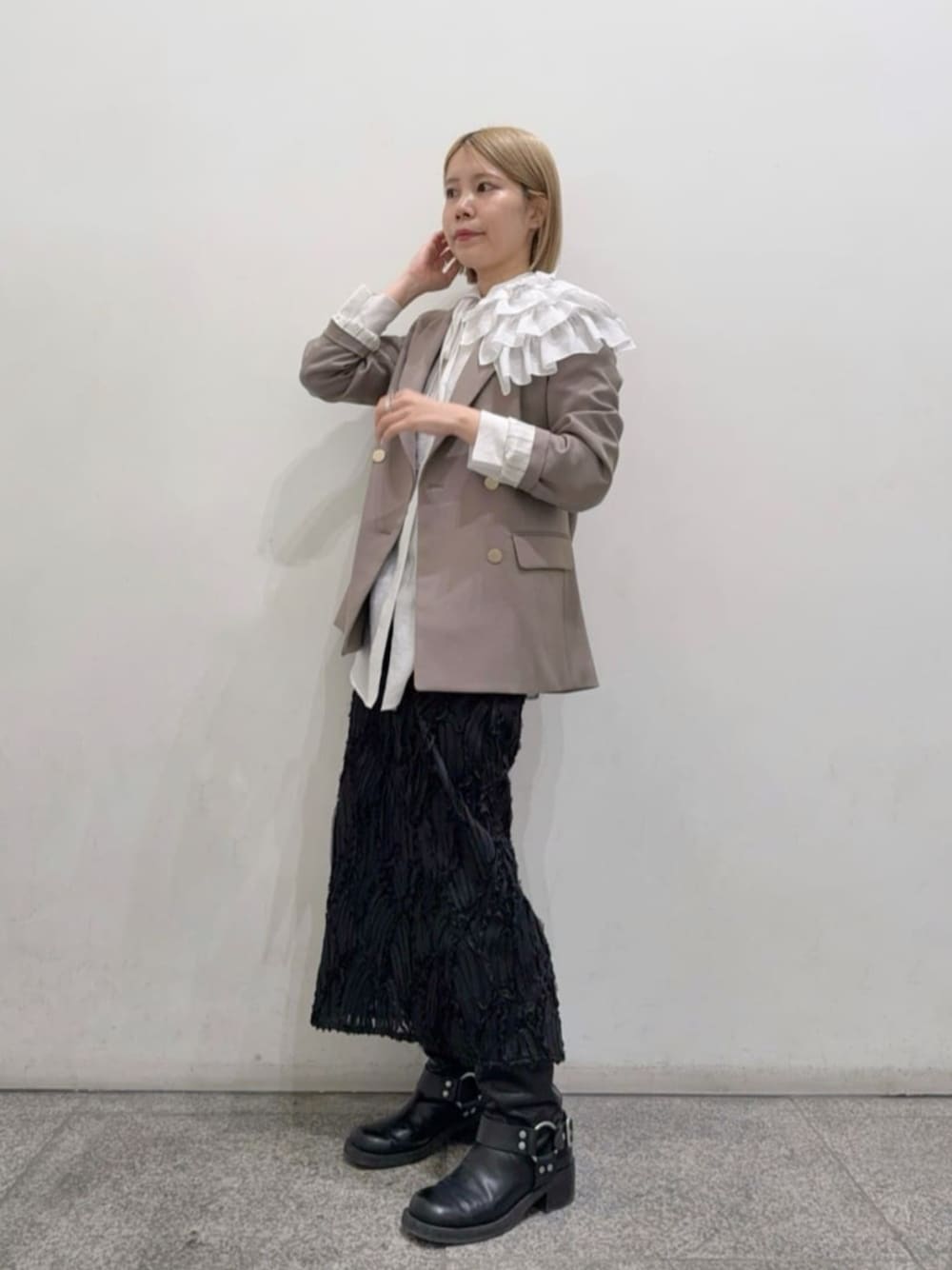 ブラック系のスカート、ブラウン系のテーラードジャケット、ホワイト系のシャツ/ブラウスを着用したレディースの冬コーディネートの1枚目の写真