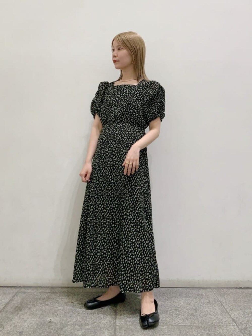 ブラック系のワンピースを着用したレディースの春コーディネートの1枚目の写真