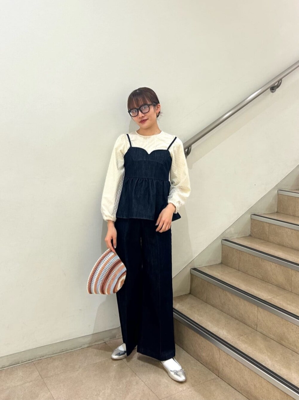 ベージュ系のシャツ/ブラウス、ブルー系のキャミソール、ブルー系のスラックスを着用したレディースの春コーディネートの1枚目の写真