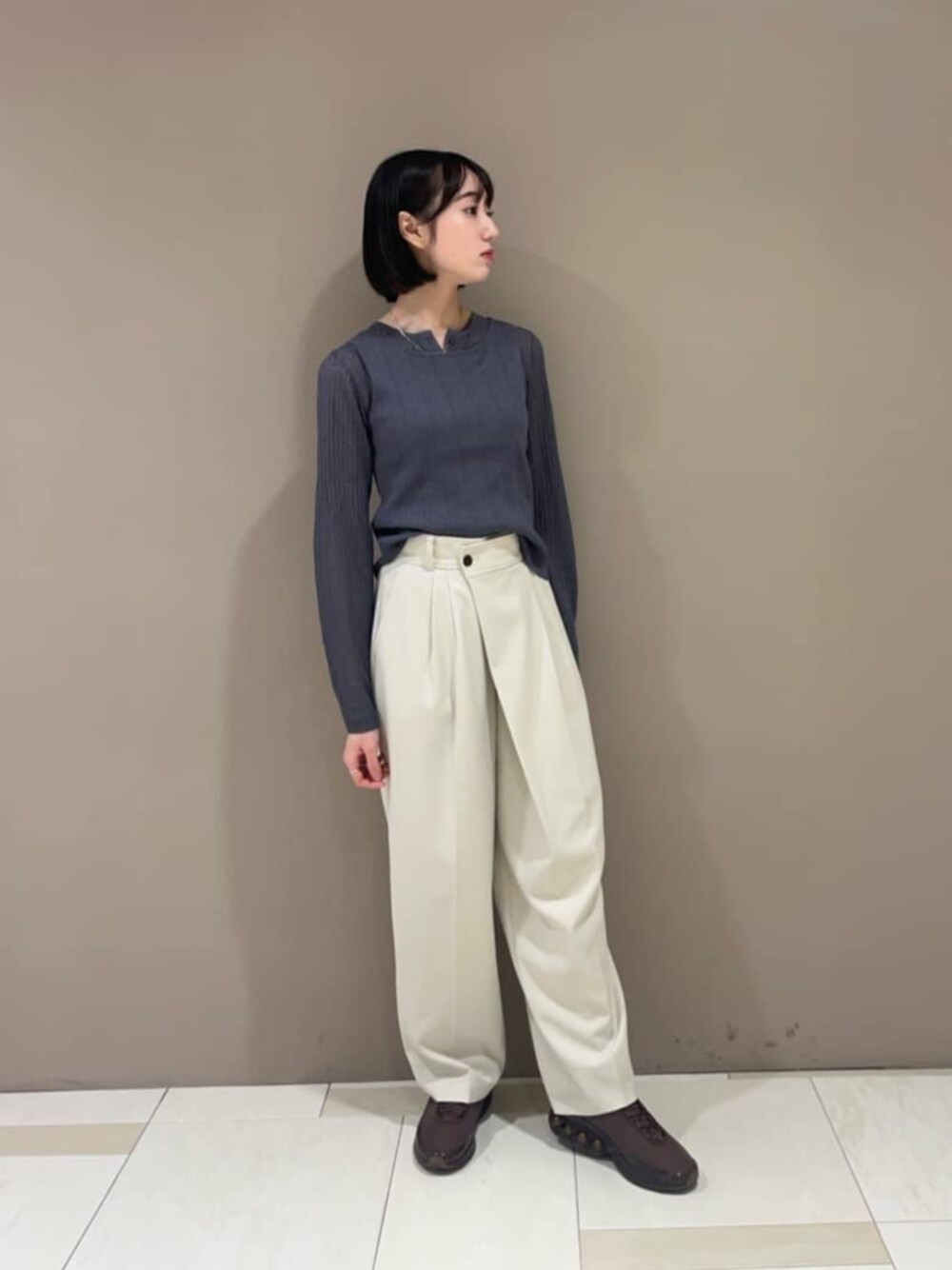 グレー系のアンサンブル、ホワイト系のその他パンツを着用したレディースの冬コーディネートの1枚目の写真