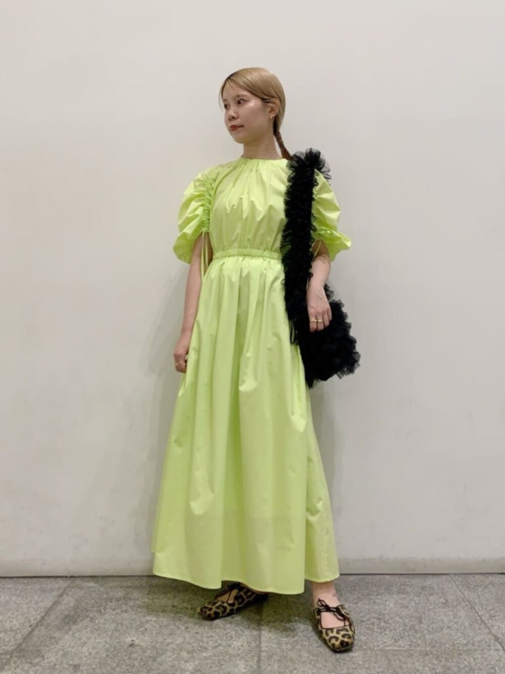 イエロー系のワンピースを着用したレディースの夏コーディネートの1枚目の写真