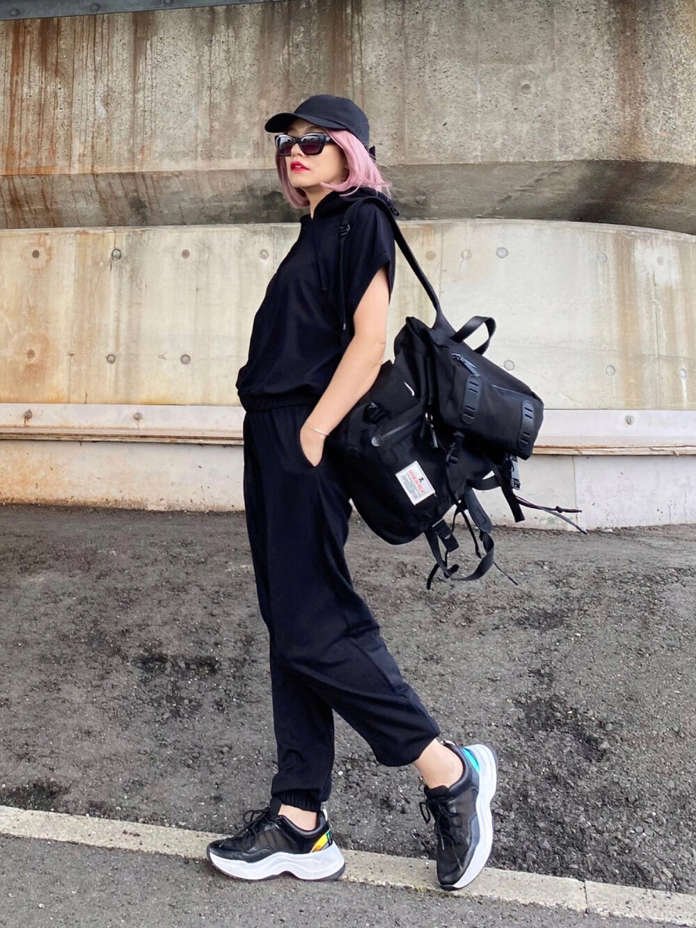 ブラック系のバックパック/リュック、ブラック系のキャップ、ブラック系のルームウェア/パジャマを着用したレディースの夏コーディネートの1枚目の写真