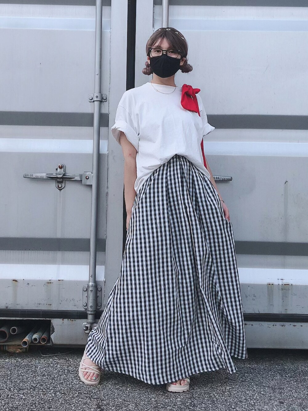 ホワイト系のTシャツ/カットソー、ブラック系のスカート、レッド系のショルダーバッグを着用したレディースの夏コーディネートの1枚目の写真