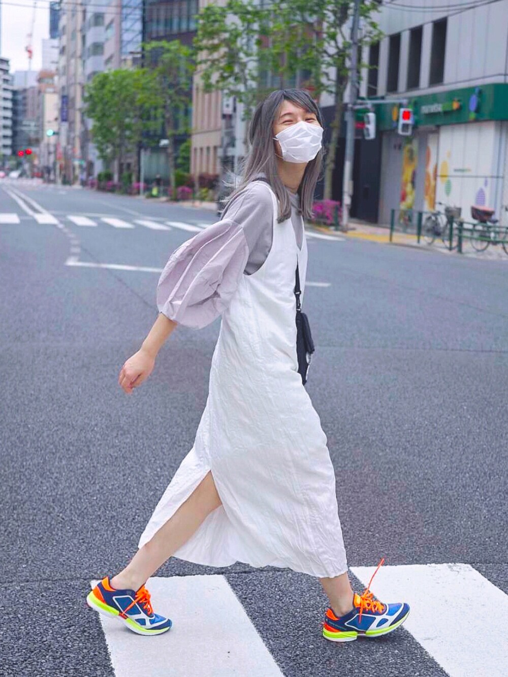 ホワイト系のワンピース、グレー系のTシャツ/カットソー、ブルー系のスニーカーを着用したレディースの夏コーディネートの1枚目の写真