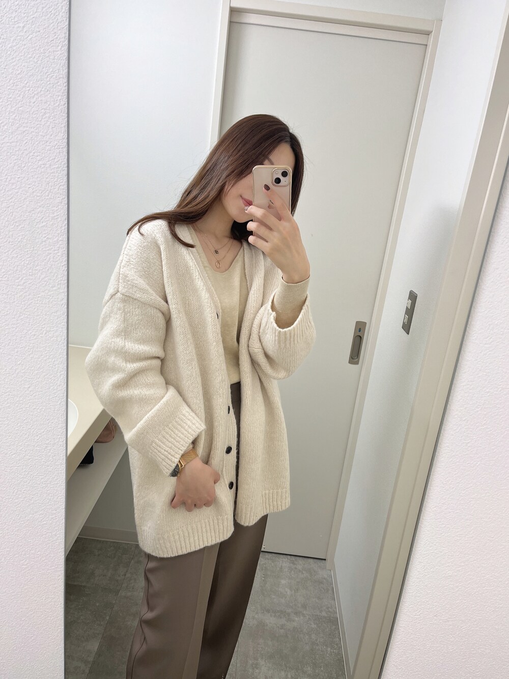 「outfit、H&M、春コーデ、冬コーデ、きれいめカジュアル、大人カジュアル、カーディガン、カラーパンツ、ゆるコーデ、white」｜「w closetのルーズVネックカーディガン（カーディガン/ボレロ、ホワイト系）」を使った、ayaさん（レディース・170cm）の冬コーディネートの1枚目の写真
