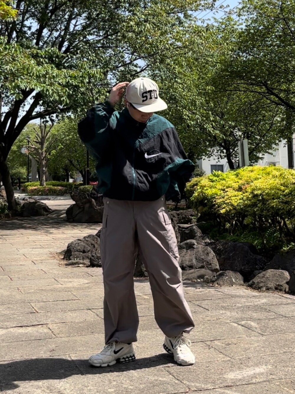 「NIKE、stussy、sacai、キャップ、ナイロンジャケット、ナイキ、カーゴパンツ、スニーカー、スニーカーコーデ、古着、古着コーデ、古着MIX、ステューシー、休日コーデ、低身長コーデ」｜「NIKEのアイテム（ナイロンジャケット、グリーン系）」を使った、ゆうたさん（骨格ストレート・メンズ・160cm）の春コーディネートの1枚目の写真