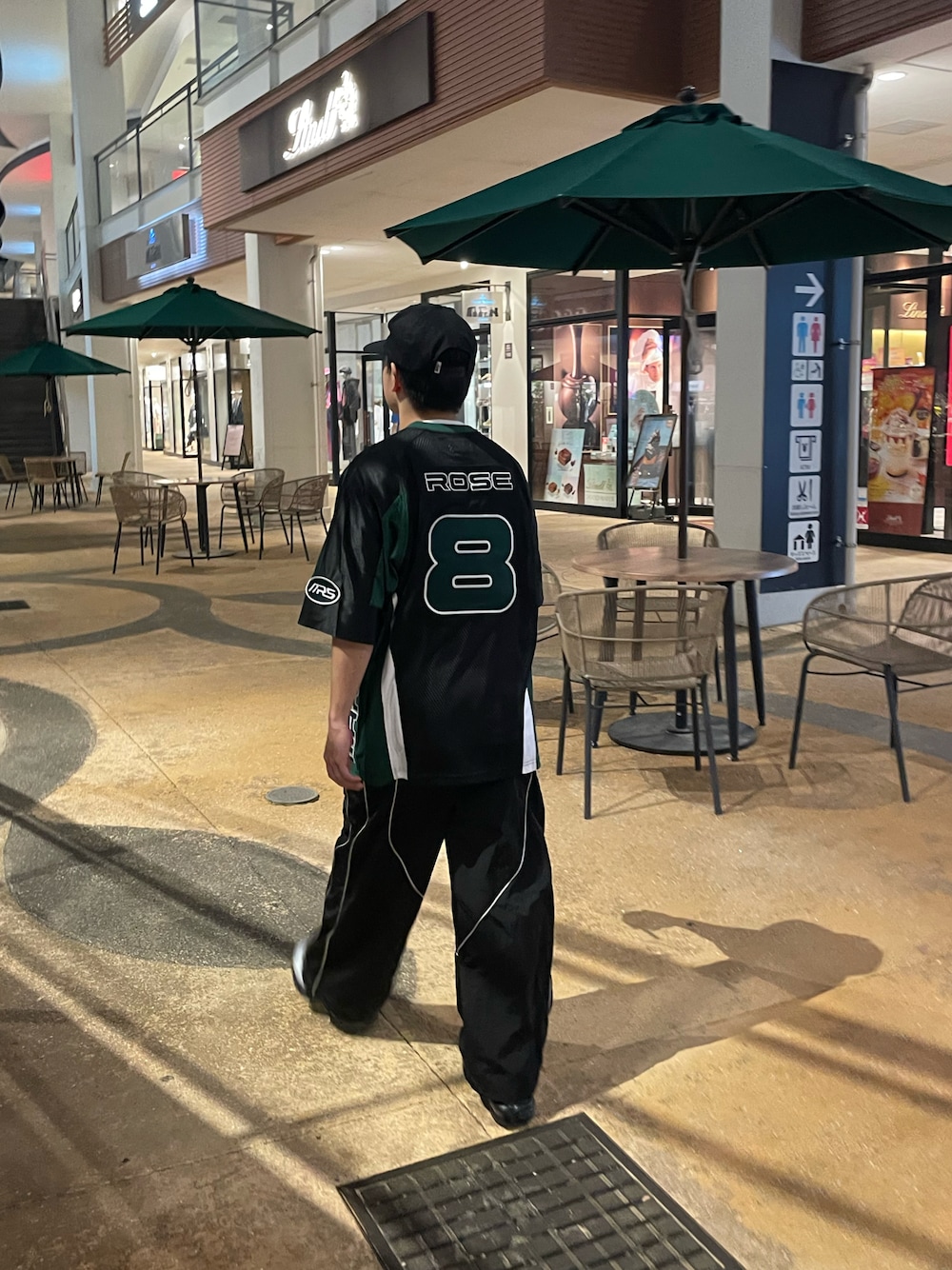 「レイヤードスタイル、ストーリート、ストリートコーデ、オークリー、supreme、ストリートファッション、健康的、低身長コーデ、サッカーユニフォーム、フットボールシャツ」｜「MAISON SPECIALの《UNISEX》Different Material Combination Truck Pants/異素材コンビネーショントラックパンツ【MAISON SPECIAL/メゾンスペシャル】■セットアップ対応■（その他パンツ、ブラック系）」を使った、ゆうたさん（骨格ストレート・メンズ・160cm）の秋コーディネートの1枚目の写真