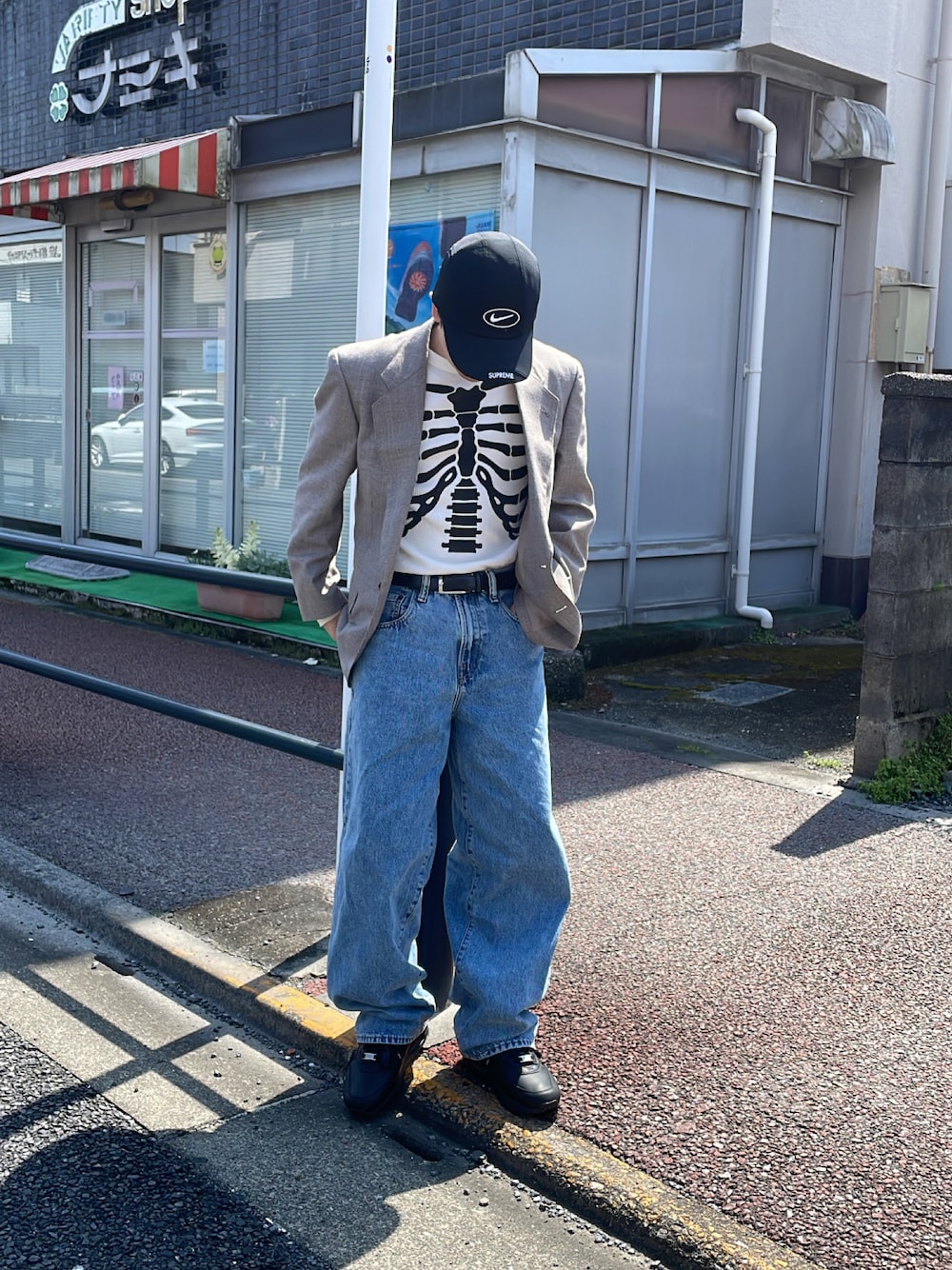 「supreme、NIKE、テーラードジャケット、Hanes、サーマル、サーマルカットソー、デニム、バギーパンツ、デニムパンツ、エアマックス、エアマックス1、カジュアルコーデ、ストリート、ストリートコーデ、ストリートMIX」｜「GAPのスーパーバギーデニム（デニムパンツ、ブルー系）」を使った、ゆうたさん（メンズ・160cm）の春コーディネートの1枚目の写真