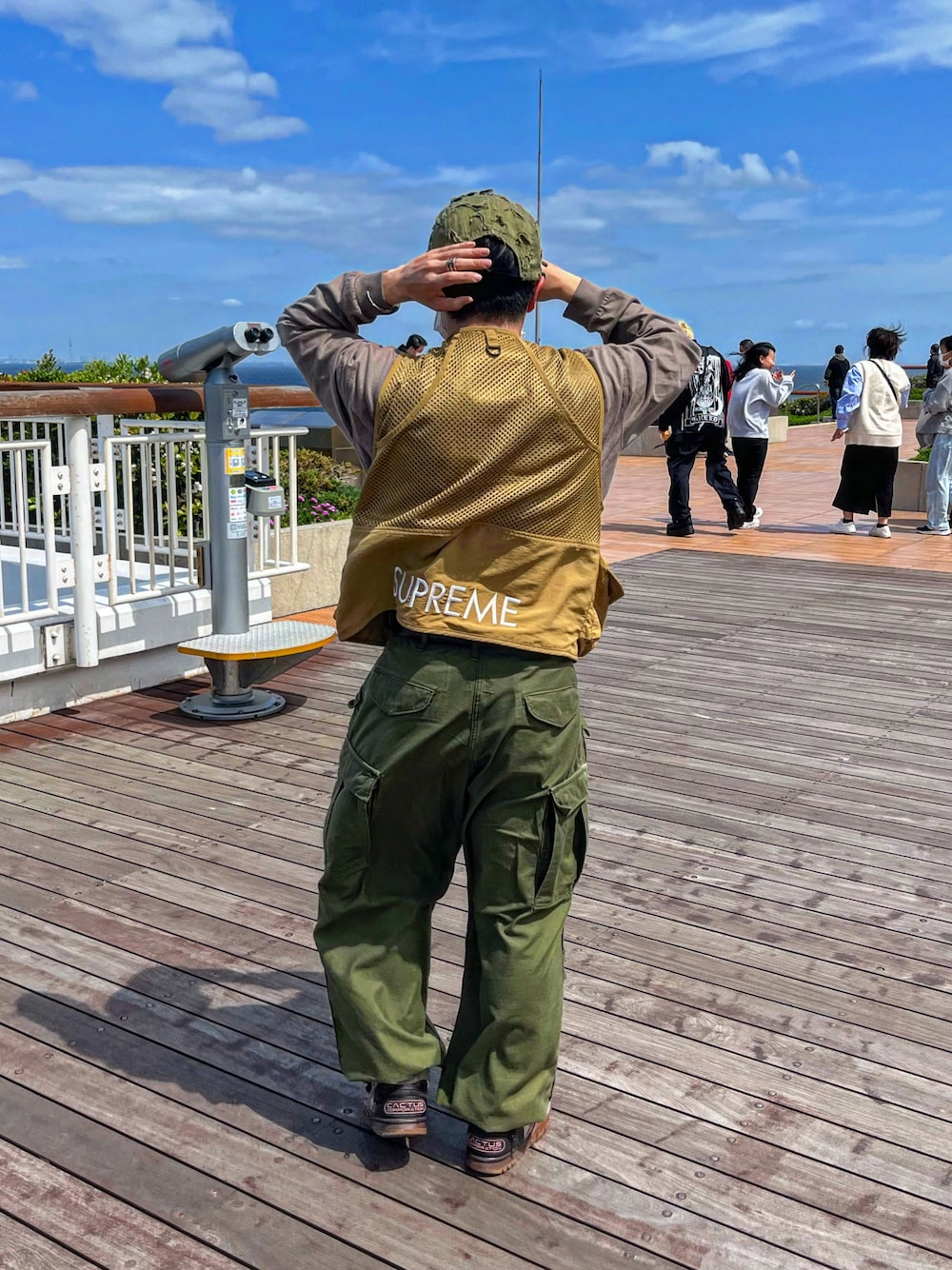 「supreme、THE NORTH FACE、M65、NIKE、travisscott、フィッシングベスト、ベスト、古着MIX、古着、キャップ、ストリート、ストリートMIX、ミリタリー、低身長コーデ、カーゴパンツ」｜「MILITARYのアイテム（カーゴパンツ、グリーン系）」を使った、ゆうたさん（骨格ストレート・メンズ・160cm）の春コーディネートの1枚目の写真