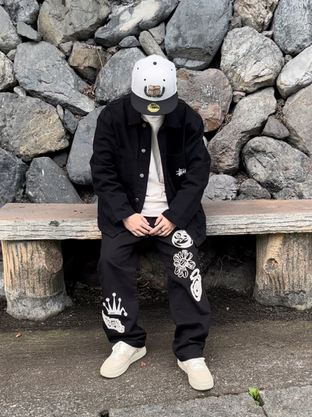 「stussy、キャップ、モノトーン、カバーオール、ストリート、ストリートコーデ、ストリートMIX、エアフォース1、秋冬コーデ、ブラック、低身長」｜「UNIQLOのクルーネックＴ（長袖）（Tシャツ/カットソー、グレー系）」を使った、ゆうたさん（骨格ストレート・メンズ・160cm）の秋コーディネートの1枚目の写真