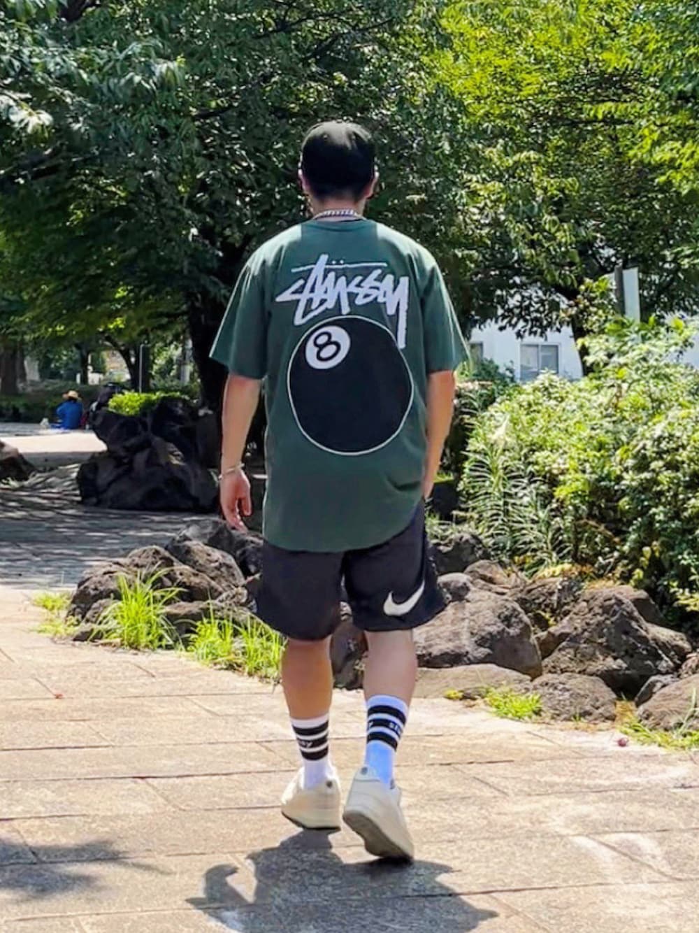 「stussy、NIKE、airforce1、キャップ、ショーツ、エアフォースワン、ストリート、ストリートコーデ、ストリートMIX、カジュアル、ゆるコーデ、シンプル、夏コーデ、ハーフパンツ、モノトーン」｜「STUSSYの8 Ball Pigment Dyed Tee（Tシャツ/カットソー、グリーン系）」を使った、ゆうたさん（メンズ・160cm）の秋コーディネートの1枚目の写真
