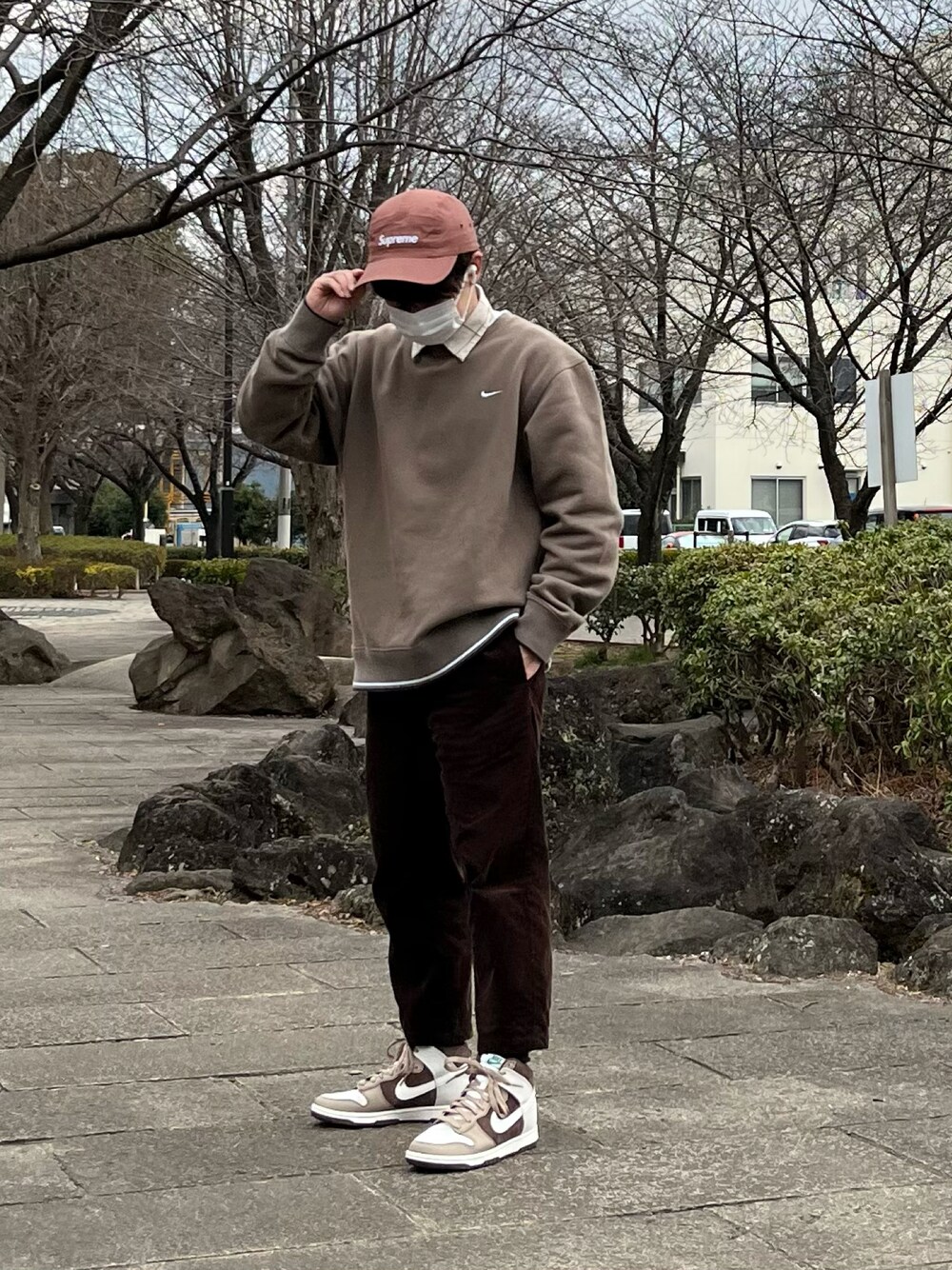 「休日スタイル、シャツ、低身長、ストリート、ストリートコーデ、ストリートMIX、スウェット、古着、古着MIX、ブラウン、ブラウンコーデ、キャップ、ナイキ、ワントーンコーデ、オトナカジュアル」｜「NIKEの【ヴィンテージ古着】NIKE/ナイキ プルオーバースウェット USA製（スウェット、ブラウン系）」を使った、ゆうたさん（メンズ・160cm）の春コーディネートの1枚目の写真