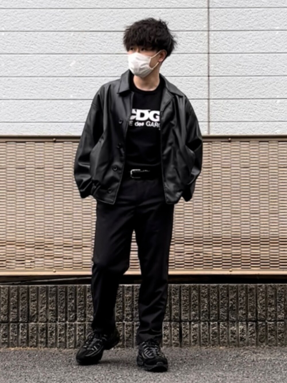 「CDG、COMME des GARCONS、COMME des GARCONS HOMME PLUS、レザージャケット、ブラック、ブラックコーデ、タックイン、スラックス、春コーデ、カジュアル、モード、モードストリート、低身長コーデ、おしゃれさんと繋がりたい」｜「CDGのアイテム（Tシャツ/カットソー、ブラック系）」を使った、ゆうたさん（メンズ・160cm）の春コーディネートの1枚目の写真