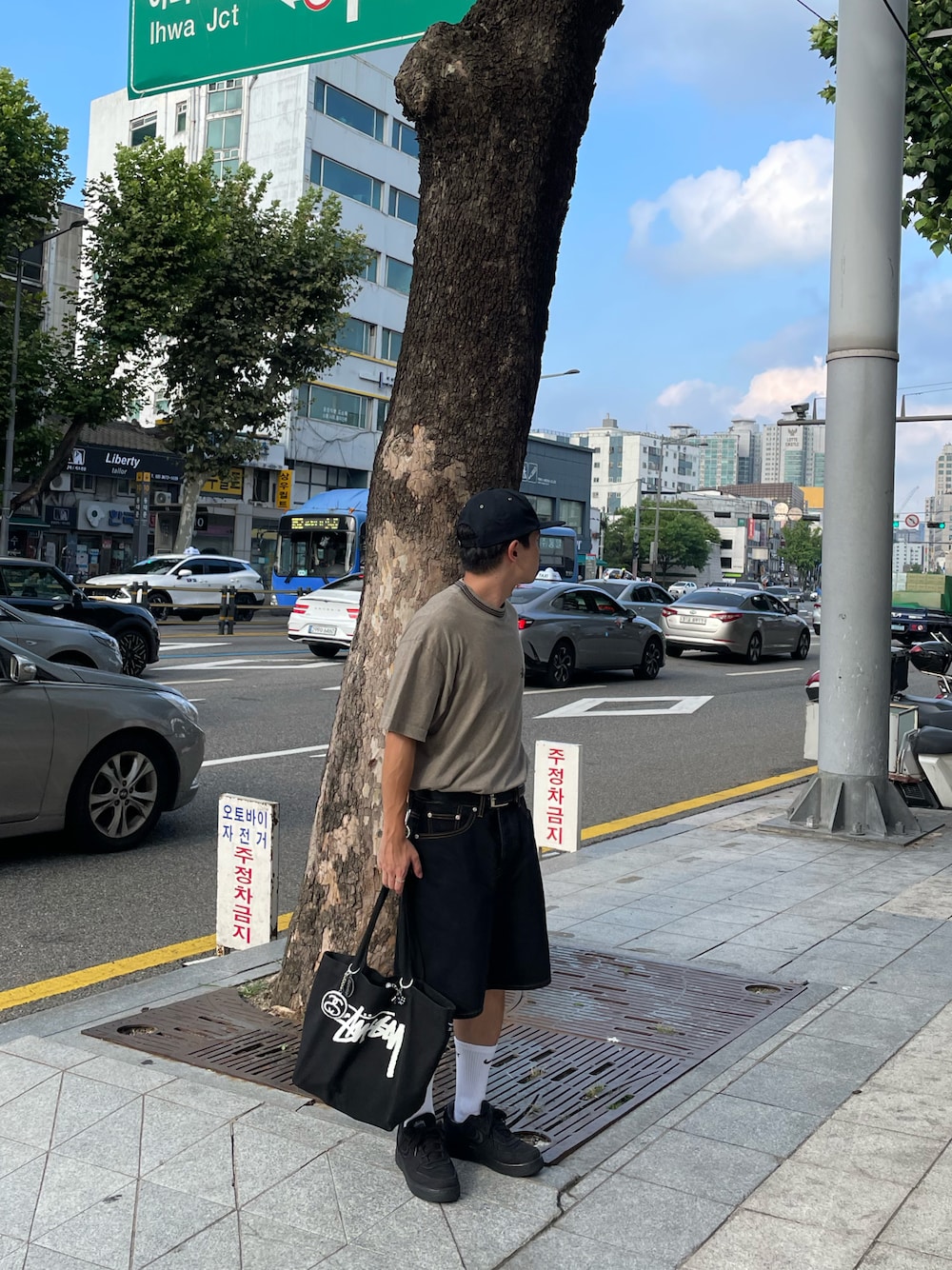 「stussy、デニム、デニムショートパンツ、古着MIX、お出かけコーデ、トートバッグ、夏コーデ、シンプル、ストリートMIX、ストリートコーデ、NIKE、エアフォースワン、低身長コーデ、y2k」｜「STUSSYの8 Ball Pigment Dyed Tee（Tシャツ/カットソー、グリーン系）」を使った、ゆうたさん（骨格ストレート・メンズ・160cm）の秋コーディネートの1枚目の写真