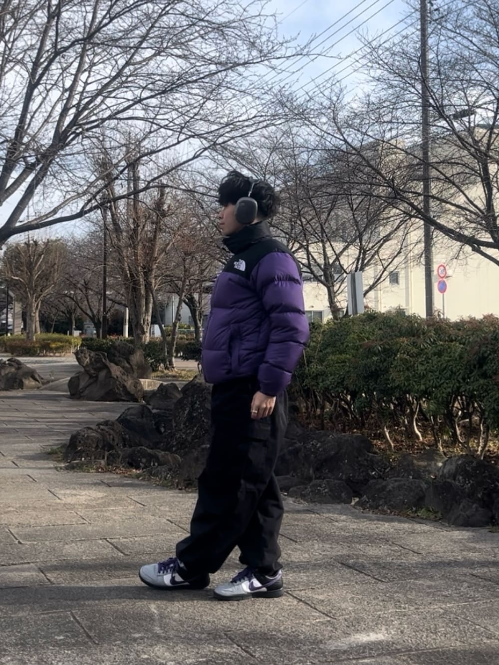 「THE NORTH FACE、nuptse、ノースフェイス、ヌプシ、カーゴパンツ、NikeSB、NIKE、dunk、dunklow、ストリート、ストリートコーデ、低身長、低身長コーデ」｜「THE NORTH FACEのTHE NORTH FACE/ノースフェイス　ヌプシ ダウンジャケット　ND91841（ダウンジャケット/コート、パープル系）」を使った、ゆうたさん（骨格ストレート・メンズ・160cm）の冬コーディネートの1枚目の写真