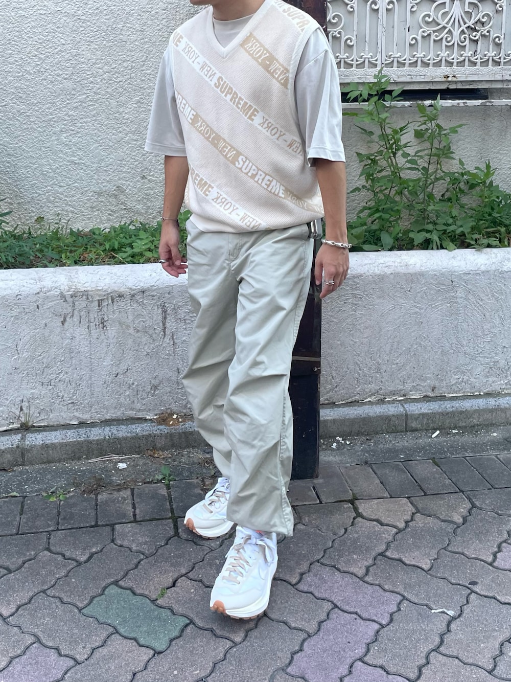 「UNIQLO、UNIQLO U、低身長、ワントーンコーデ、シンプルコーデ、メンズコーデ、きれいめカジュアル、supreme、スニーカー、スニーカーコーデ、スポーツミックス、ストリート、ストリートコーデ、夏コーデ、ベスト」｜「UNIQLOのアイテム（その他パンツ、ベージュ系）」を使った、ゆうたさん（骨格ストレート・メンズ・160cm）の秋コーディネートの1枚目の写真