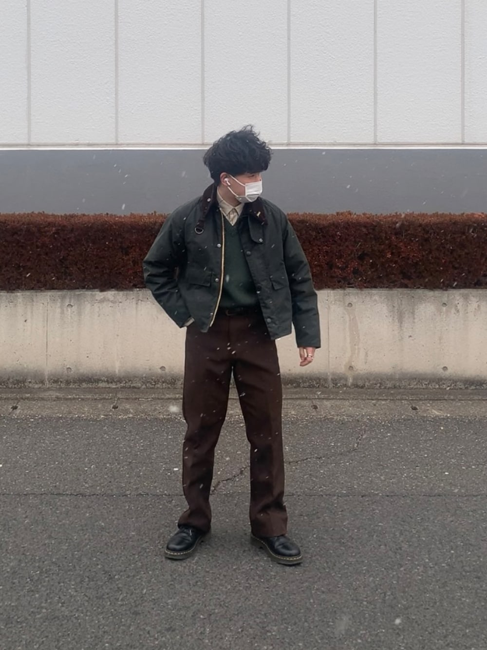 「冬コーデ、ジャケット、低身長コーデ、カジュアル、古着、スラックス、ニット、革靴、アースカラー、barbour、Wrangler、vintage、アメカジ、シャツスタイル、シンプル」｜「BarbourのHARROW V NECK（ニット/セーター、グリーン系）」を使った、ゆうたさん（メンズ・160cm）の冬コーディネートの1枚目の写真