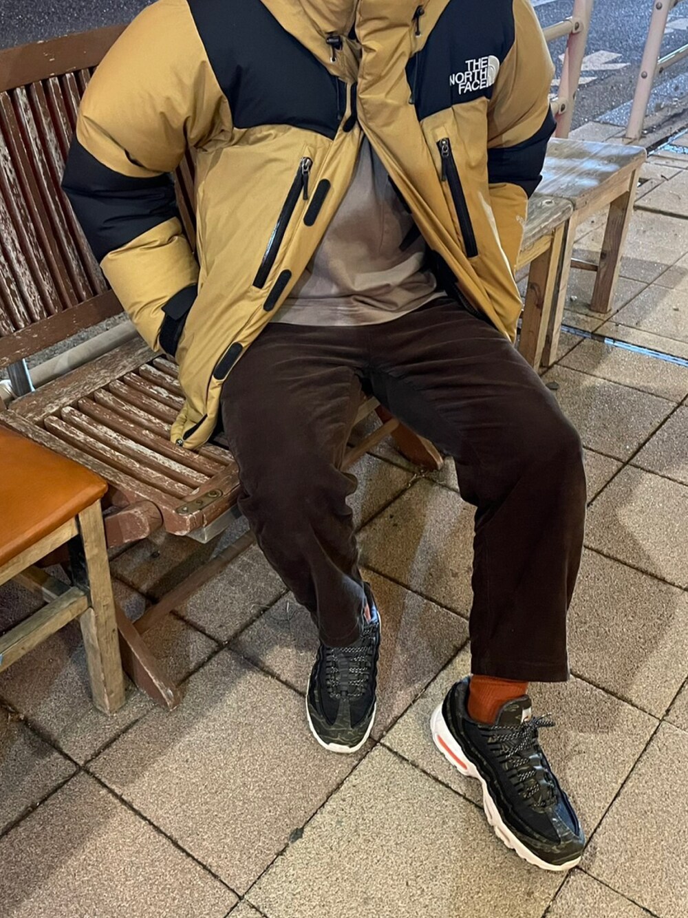「ブラウス、コーデュロイ、ダウンジャケット、ワントーンコーデ、アウトドアスタイル、ダウン、コーデュロイパンツ、carhartt、THE NORTH FACE、冬、airmax95、ストリートMIX、ブラウンコーデ、バルトロライトジャケット、未来のWEARISTAプロジェクト」｜「THE NORTH FACEの＜THE NORTH FACE（ノースフェイス）＞ バルトロライトジャケットΨ（ダウンジャケット/コート、ブラウン系）」を使った、ゆうたさん（メンズ・160cm）の冬コーディネートの1枚目の写真
