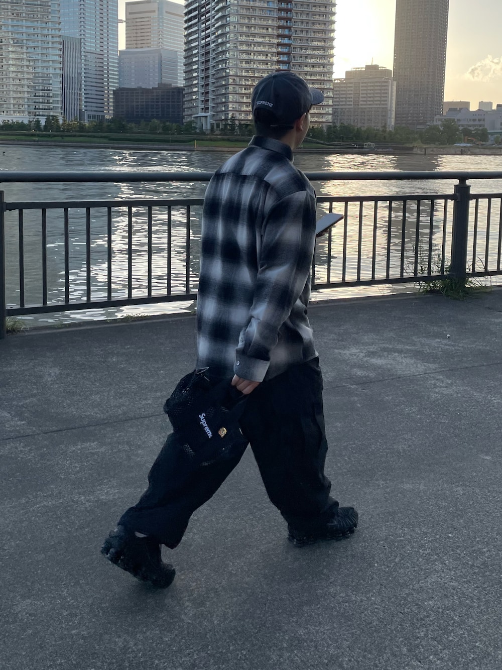 「supreme、stussy、GU、NIKE、キャップ、チェックシャツ、オンブレーチェックシャツ、カーゴパンツ、スニーカー、モノトーン、モノトーンコーデ、ストリート、オーバーサイズ、低身長、ブラックコーデ」｜「STUSSYのアイテム（シャツ/ブラウス、ブラック系）」を使った、ゆうたさん（骨格ストレート・メンズ・160cm）の夏コーディネートの1枚目の写真