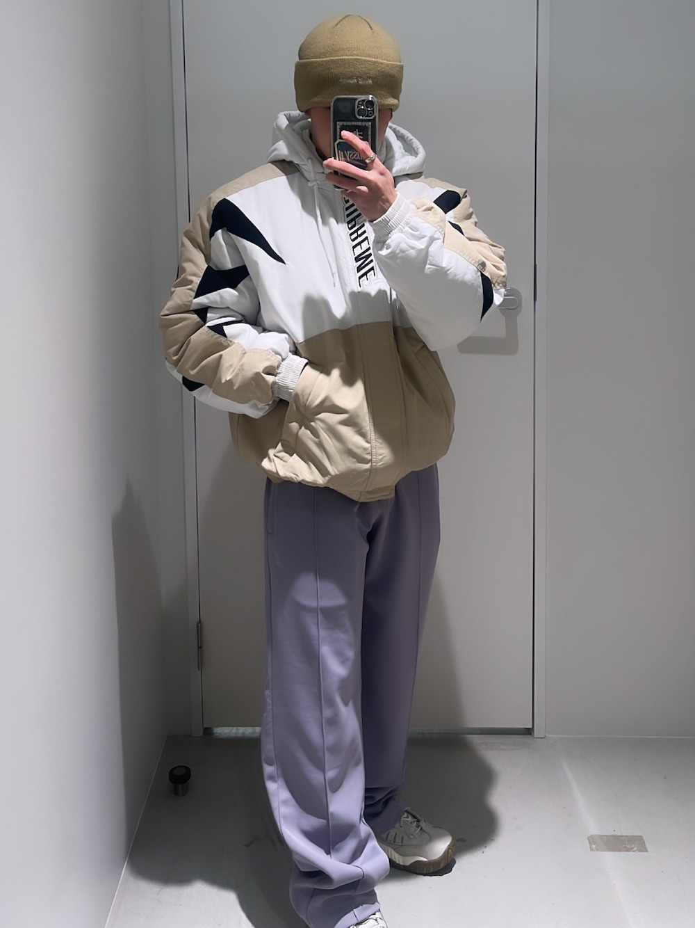 「メンズファッション、秋冬コーデ、ストリート、トラックパンツ、ベージュ、冬のコーデ、スニーカー、スニーカーコーデ、休日コーデ、supreme、stussy、ビーニー、ニット帽、低身長、低身長コーデ」｜「Supreme のアイテム（その他アウター、ベージュ系）」を使った、ゆうたさん（骨格ストレート・メンズ・160cm）の冬コーディネートの1枚目の写真