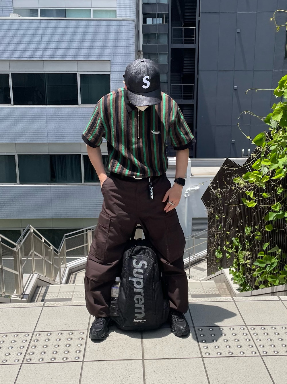 「supreme、GU、NIKE、ポロシャツ、ポロシャツコーデ、キャップ、カーゴパンツ、スニーカー、アースカラー、ストリート、ストリートコーデ、休日コーデ、低身長、タックイン」｜「Supreme のアイテム（ポロシャツ、グリーン系）」を使った、ゆうたさん（骨格ストレート・メンズ・160cm）の夏コーディネートの1枚目の写真
