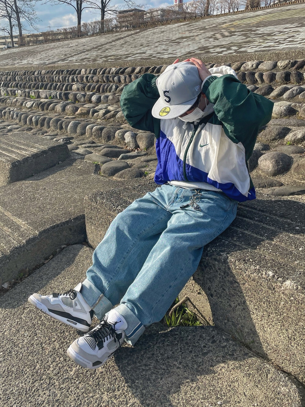 「ストリート、ストリートコーデ、ストリートMIX、NIKE、supreme、ナイロンジャケット、デニム、デニムパンツ、エアジョーダン、エアジョーダン4、メンズコーデ、春コーデ、スニーカー、オーバーサイズ、カジュアルコーデ」｜「Supreme のアイテム（キャップ、グレー系）」を使った、ゆうたさん（骨格ストレート・メンズ・160cm）の春コーディネートの1枚目の写真