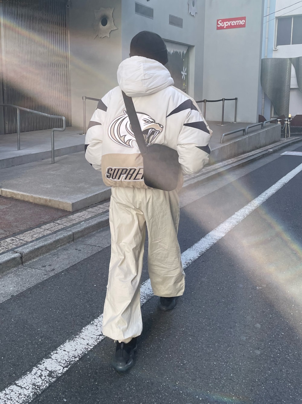 「新星WEARISTAにエントリー、メンズファッション、冬コーデ、スニーカーコーデ、supreme、低身長、ワントーンコーデ、厚底シューズ、NIKE、ビーニー、ストリートコーデ、低身長コーデ」｜「Supreme のアイテム（ニットキャップ/ビーニー、ベージュ系）」を使った、ゆうたさん（骨格ストレート・メンズ・160cm）の冬コーディネートの1枚目の写真