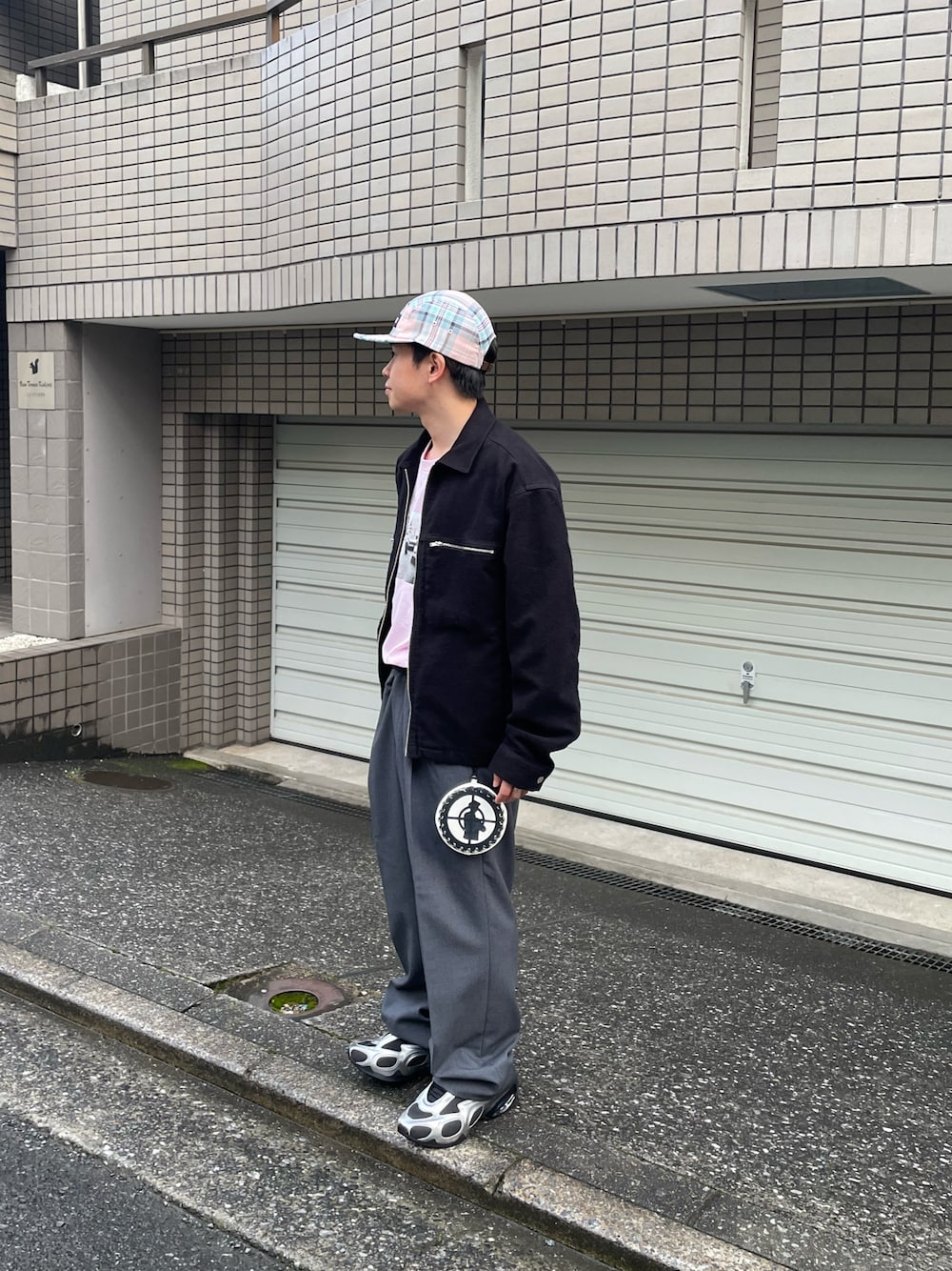 「supreme、キャップ、シティーボーイ、ジャケット、ジャケットスタイル、スラックス、スニーカー、エアマックス、オトナカジュアル、シンプルスタイル、シンプルコーデ、メンズコーデ、キレイめ、ストリート、ストリートMIX」｜「Supreme のアイテム（ジャケット/アウター、ブラック系）」を使った、ゆうたさん（メンズ・160cm）の夏コーディネートの1枚目の写真