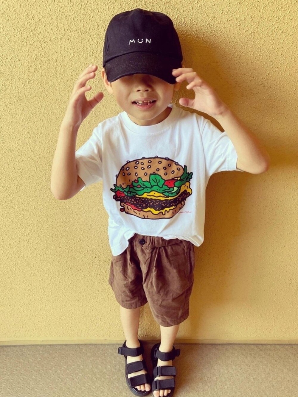 「これが私をアゲる服、リネン、ブラウン、UNIQLO、UT、男の子、6歳、１年生、おしゃれさんと繋がりたい、BREEZE」｜「UNIQLOのアイテム（トップス、ホワイト系）」を使った、ゆうき◡̈⋆さん（キッズ・110cm）の春コーディネートの1枚目の写真