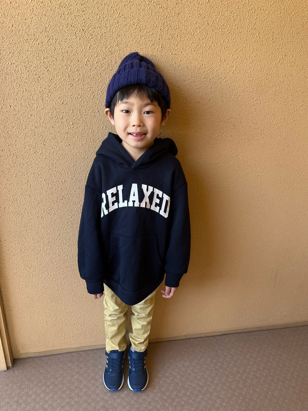 「キッズファッション、パーカー、カレッジロゴ、GU、くすみイエロー、7歳、男の子、おしゃれさんと繋がりたい、カラーパンツ、カジュアル、アディダス、ネイビー」｜「GUのアイテム（トップス、ブルー系）」を使った、ゆうき◡̈⋆さん（キッズ・110cm）の冬コーディネートの1枚目の写真