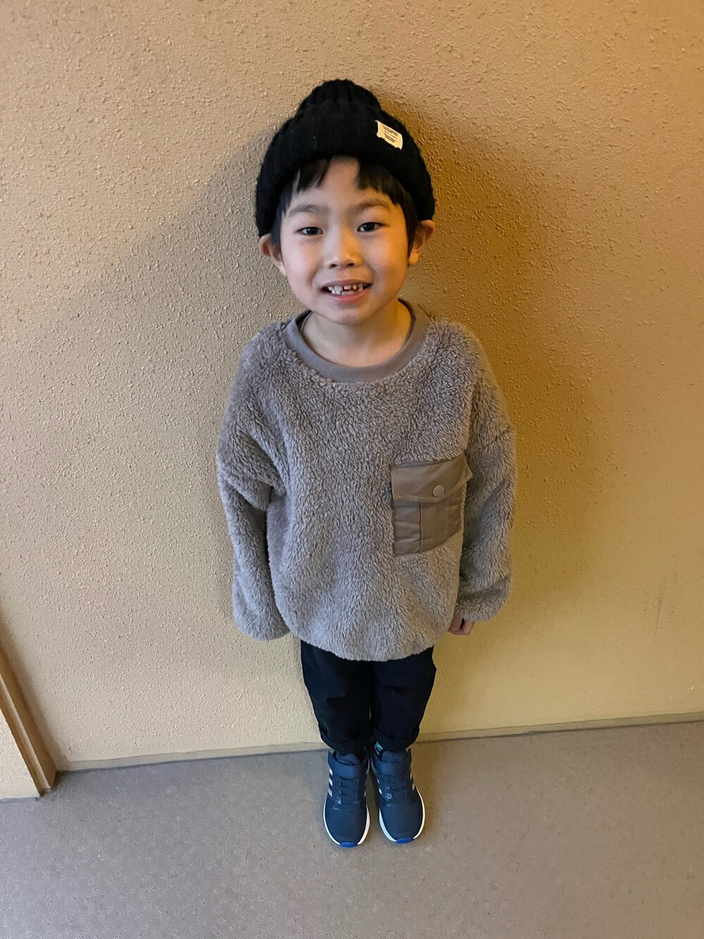 「休日コーデ、ビッグシルエット、ボア、ネイビー、GU、UNIQLO、ユニクロ、ニット帽、男の子ファッション、7歳、クライミングパンツ、アディダス、スニーカー、カジュアルコーデ、私の推しブランド」｜「GUのアイテム（トップス、ブラウン系）」を使った、ゆうき◡̈⋆さん（キッズ・110cm）の冬コーディネートの1枚目の写真