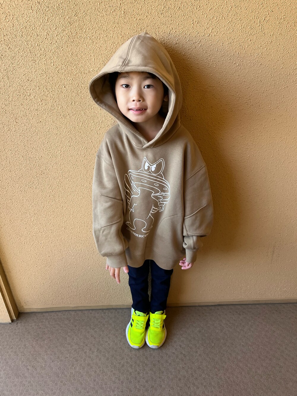 「パーカー、gu×undercover、GU、ベージュ、ヒートテックデニム、デニム、スニーカー、アディダス、秋コーデ、カジュアル、メッセンジャーバッグ、おとこのこ、7歳、プチプラ、オーバーサイズ」｜「GUのアイテム（パーカー、ベージュ系）」を使った、ゆうき◡̈⋆さん（キッズ・110cm）の秋コーディネートの1枚目の写真