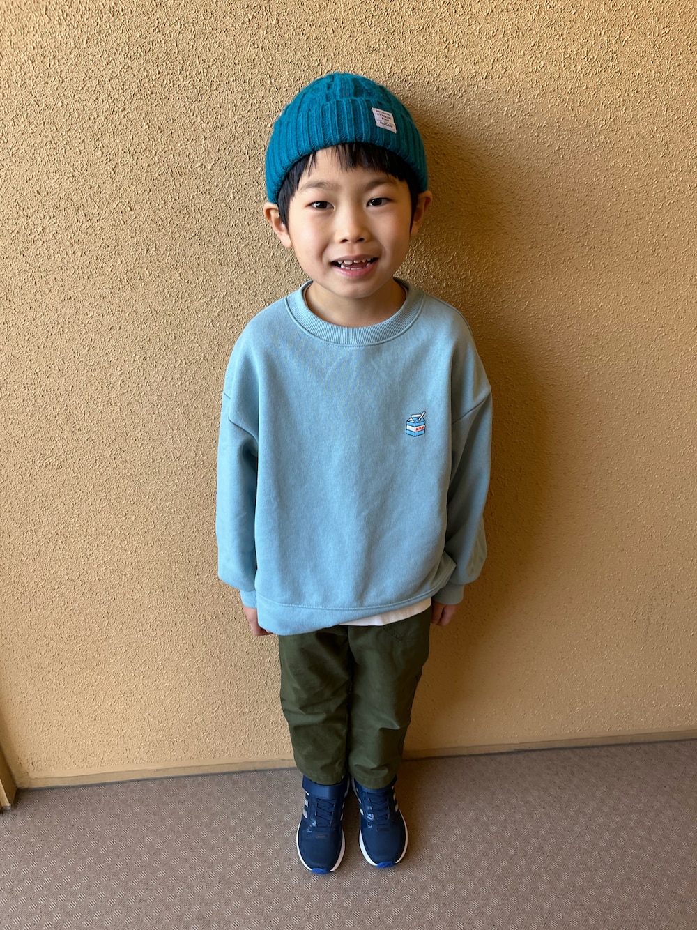 「GU、スウェット、ワンポイント、ウォームパンツ、レイヤードスタイル、男の子コーデ、プチプラ、あったかコーデ、キッズファッション、休日スタイル、スニーカー、アディダス、adidas、ブルー、おしゃれさんと繋がりたい」｜「GUのアイテム（トップス、ブルー系）」を使った、ゆうき◡̈⋆さん（キッズ・110cm）の冬コーディネートの1枚目の写真
