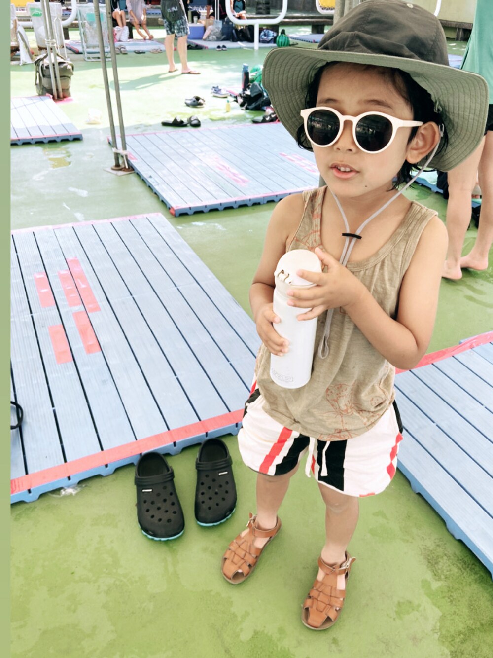 「夏コーデ、キッズコーデ、ハーフパンツ、プールコーデ、サングラス」｜「Salt-WaterのSaltWater Sandals SHARK（サンダル、ブラウン系）」を使った、puuuuton11さん（キッズ・100cm）の夏コーディネートの1枚目の写真