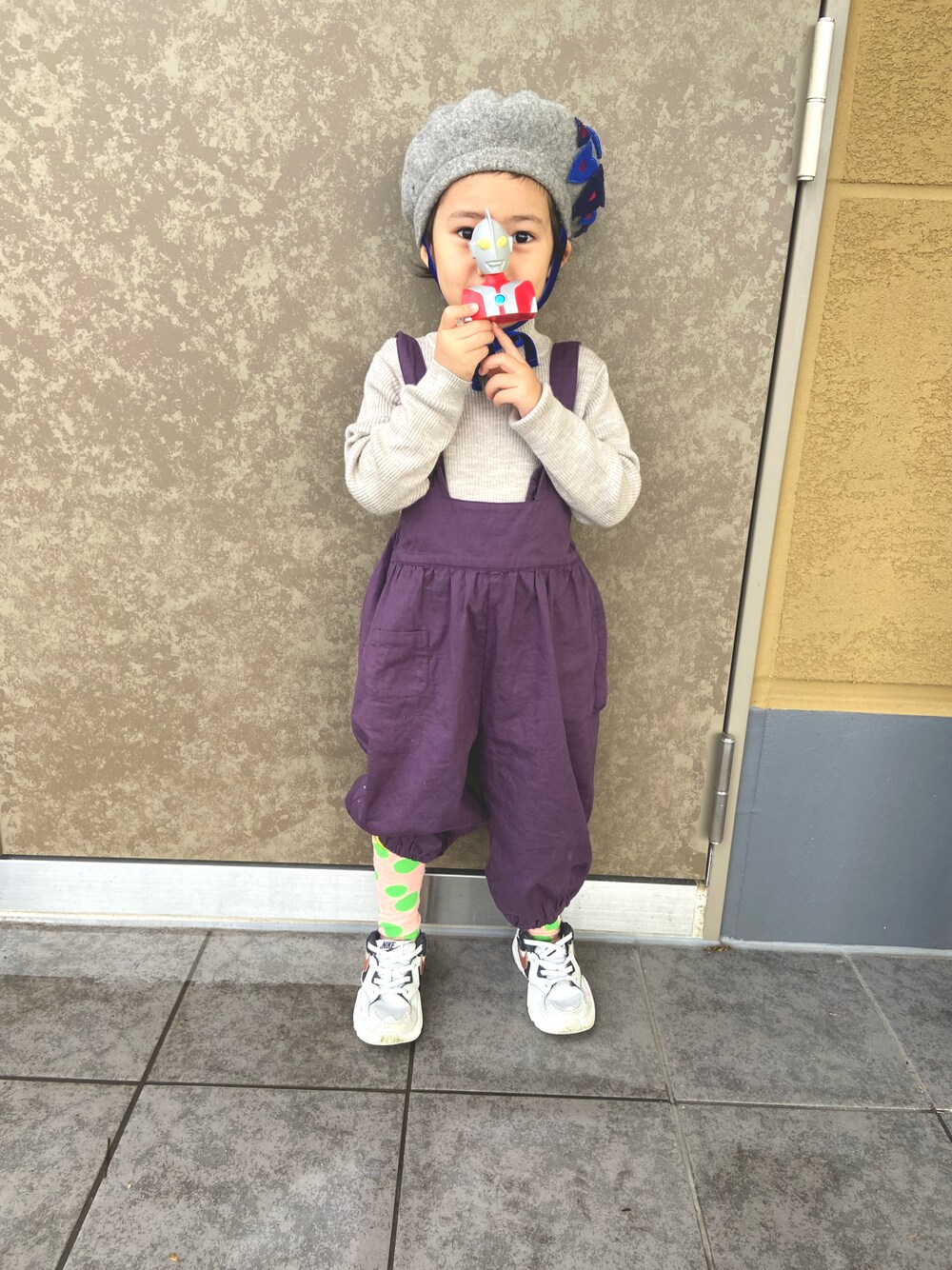 「休日スタイル、男の子コーデ、ナイキ、サロペット」｜「無印良品のアイテム（トップス、グレー系）」を使った、puuuuton11さん（キッズ・100cm）の冬コーディネートの1枚目の写真