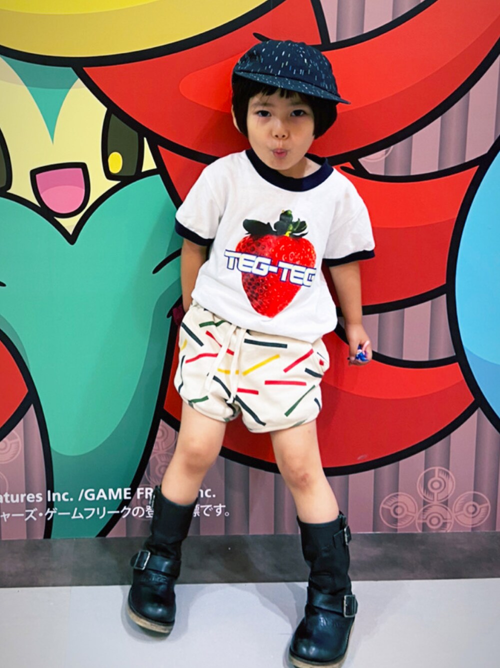 「夏コーデ、キッズコーデ、休日コーデ、Tシャツ、おとこのこ、ブーツ、キャップ、いちご」｜「TEG TEGのアイテム（Tシャツ/カットソー、ホワイト系）」を使った、puuuuton11さん（キッズ・100cm）の夏コーディネートの1枚目の写真