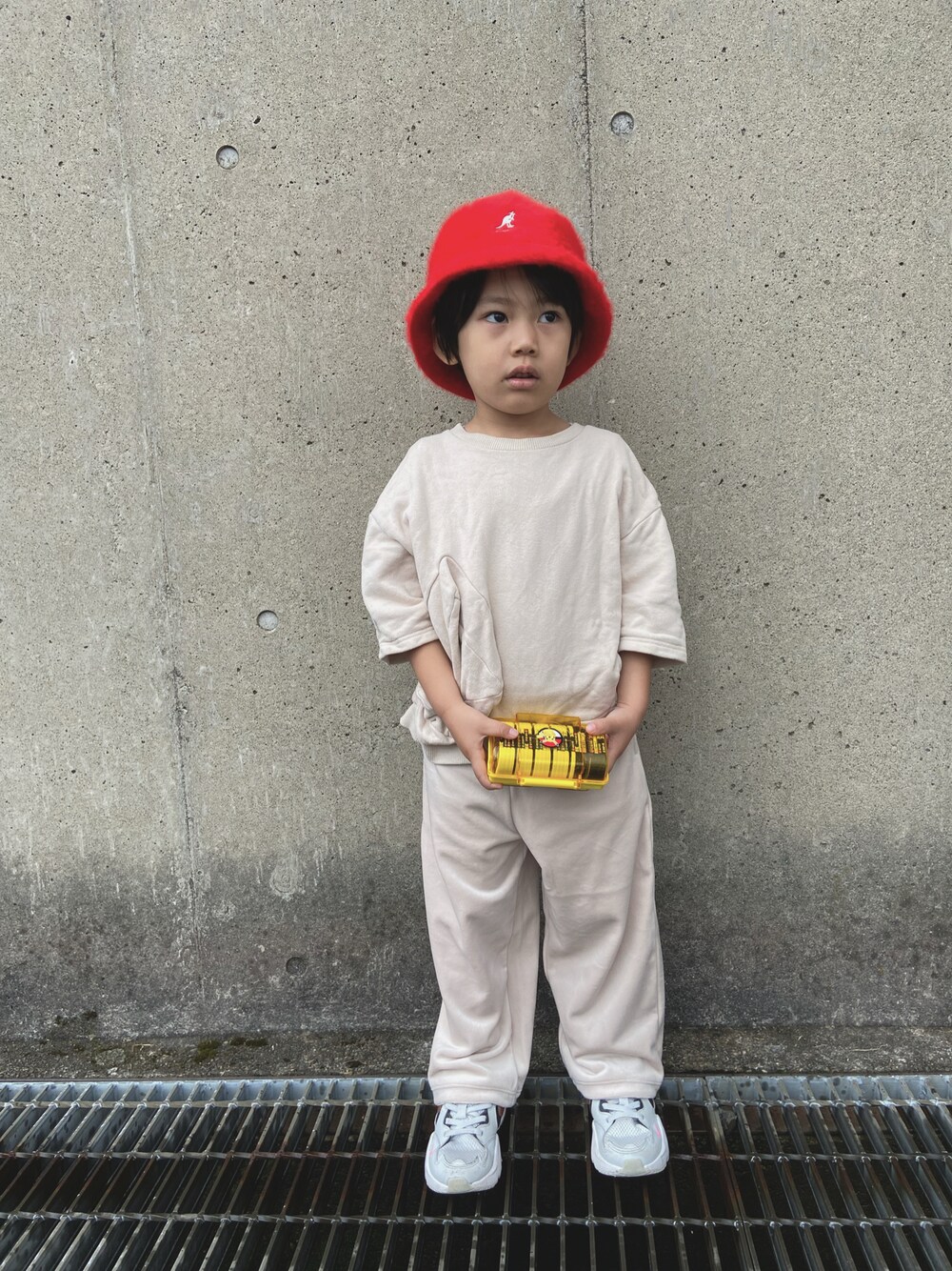 「UNIQLOのアイテム（パンツ、ホワイト系）」を使った、puuuuton11さん（キッズ・100cm）の冬コーディネートの1枚目の写真